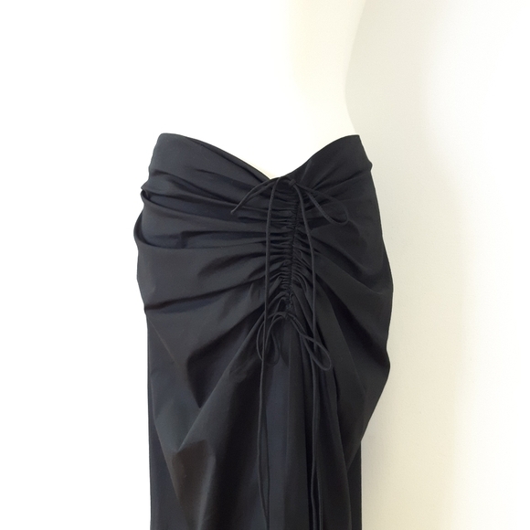 Carolina Herrera | Resort Runway Draped Midi Skirt in Black - Picture 3 of 11